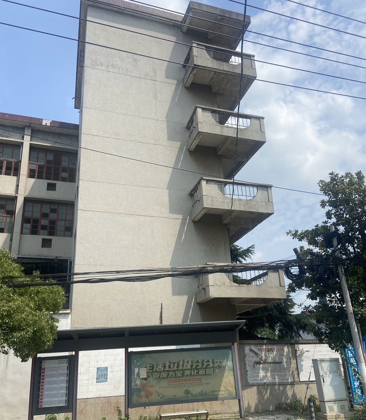 黄陂祁家湾工业厂房出租面积 1358 平，适合服装加工，物流仓储