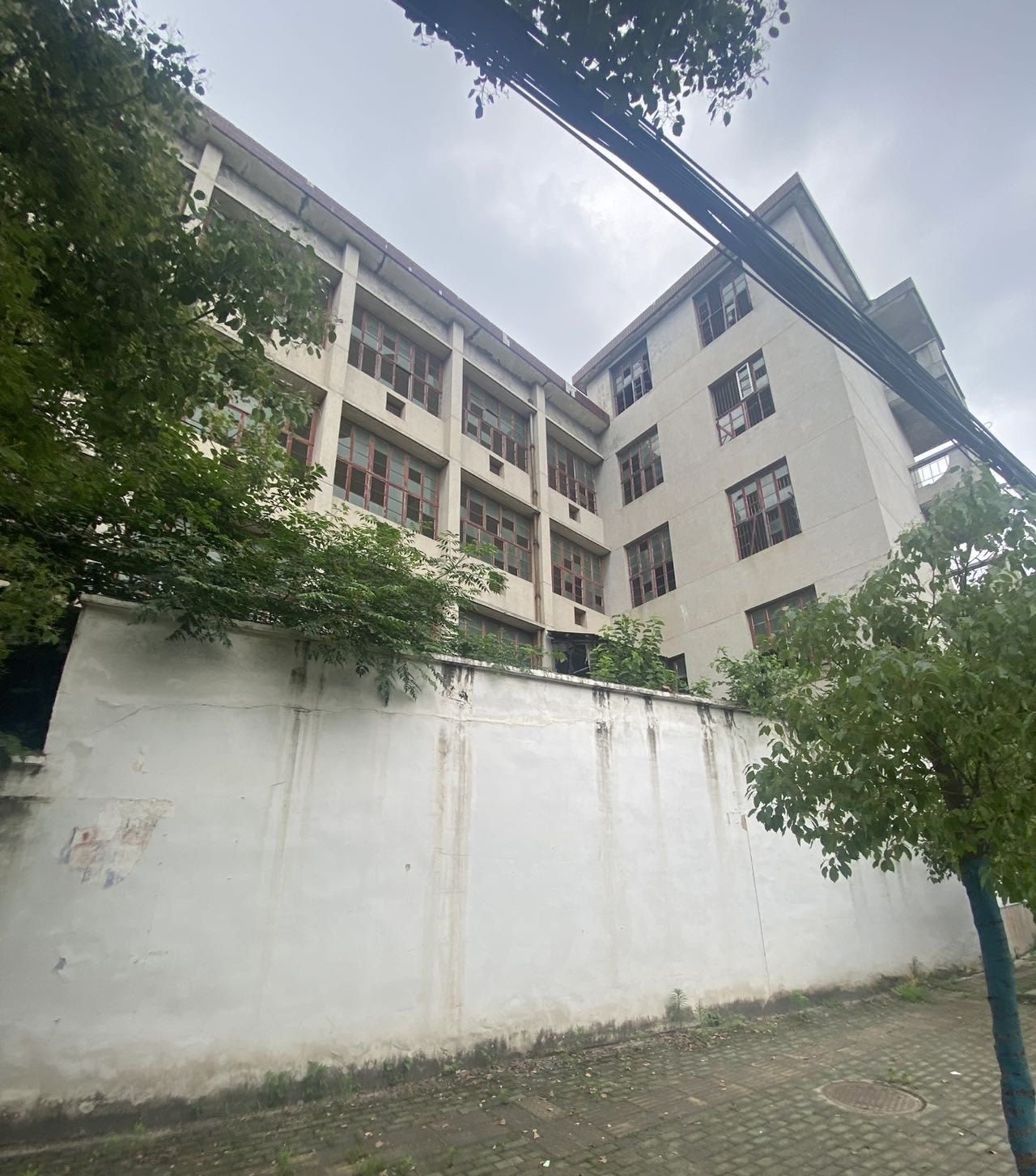 黄陂祁家湾工业厂房出租面积 1358 平，适合服装加工，物流仓储