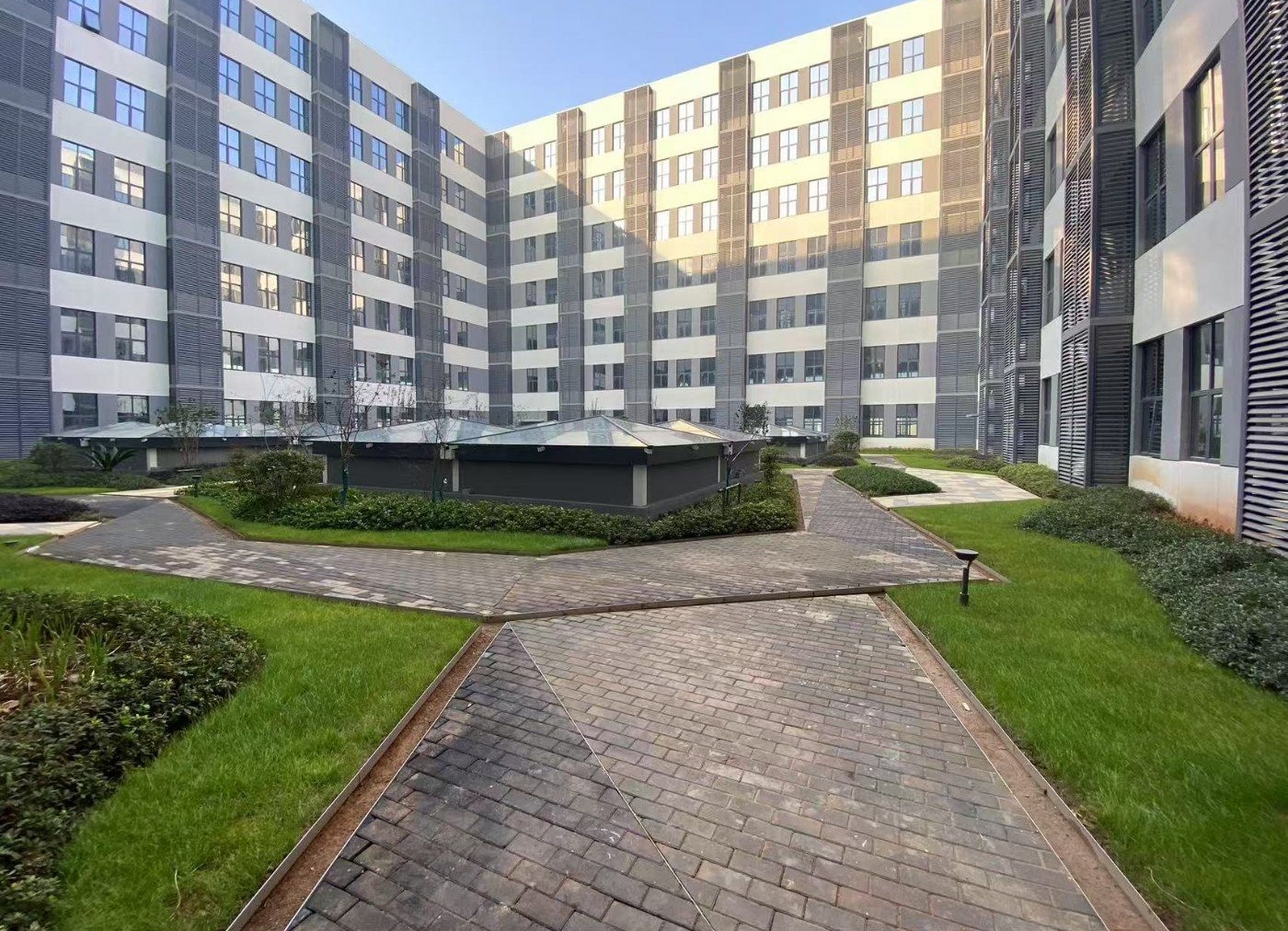 地铁口，现房产业园低价厂房出租，配套齐全，环境优美，房东直租