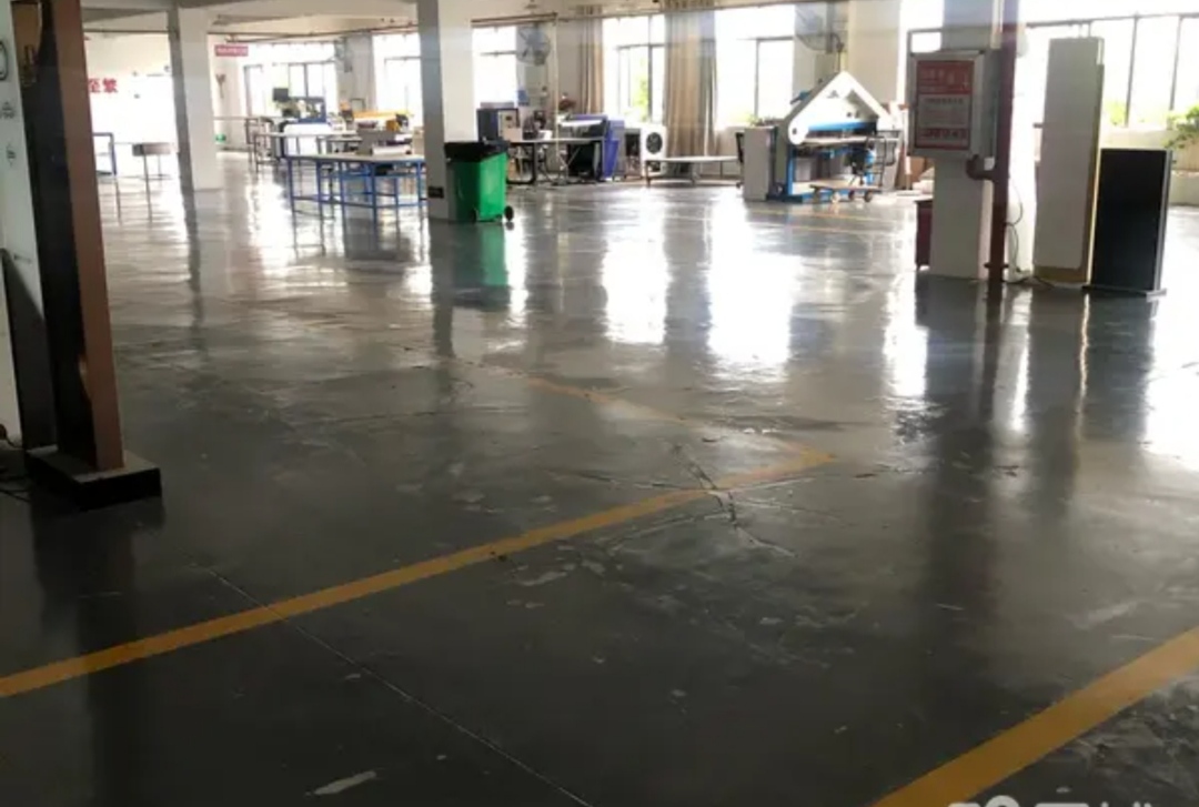 公司自建标准厂房，独门独院，房东直租。